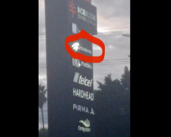 Deterioro en espectacular de Plaza Moraleda prende alertas en Atlixco