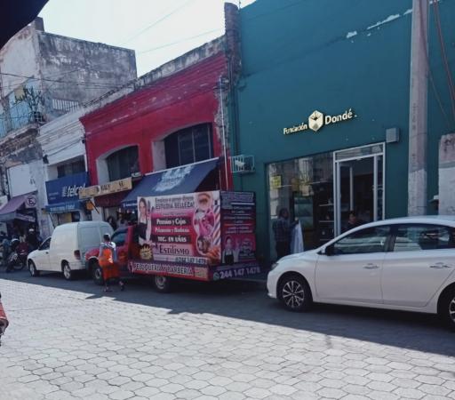 Piden vecinos del centro de Atlixco retirar camionetas de anuncios publicitarios