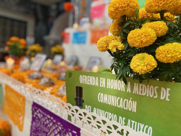 Lista, la ofrenda de comunicadores fallecidos en Atlixco