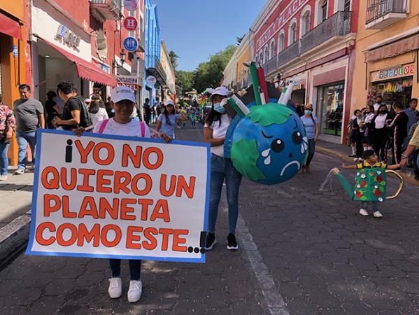 Con el desfile regresó la alegría de los niños atlixquenses esta primavera