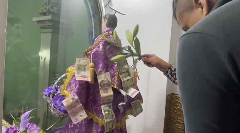 Familias de migrantes visten con dólares a San Dieguito en la mixteca poblana