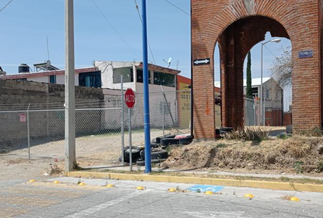 Vecinos se agandallan con malla una calle de Atlixco