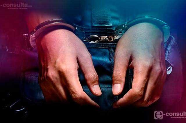 Detienen en Izúcar a 3 hombres con vehículo robado y un arma de fuego