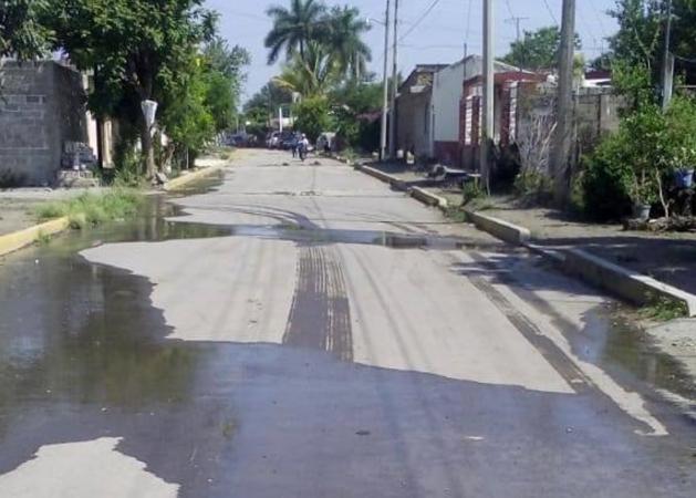 Brotan aguas negras en calle de Izúcar debido a tubería dañada