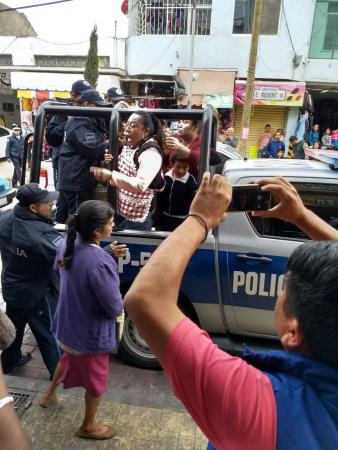 Protestan decenas por detención de vendedores en Tehuacán image 1