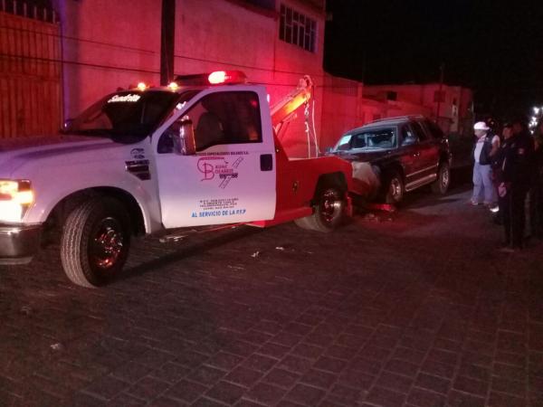 Por huir de ladrones, choca su camioneta contra casa en Tepeaca