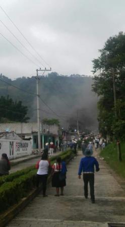 Incendian comité electoral de Tlaola por pugna PRI vs PAN image 4