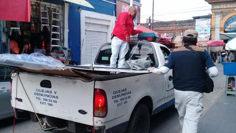 Con granaderos retiran puestos ambulantes en Texmelucan image 3