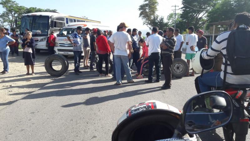 Vecinos cierran carretera a Coxcatlán  para que les den a detenido