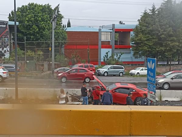 Hombre choca su Camaro en Periférico y termina en ciclopista