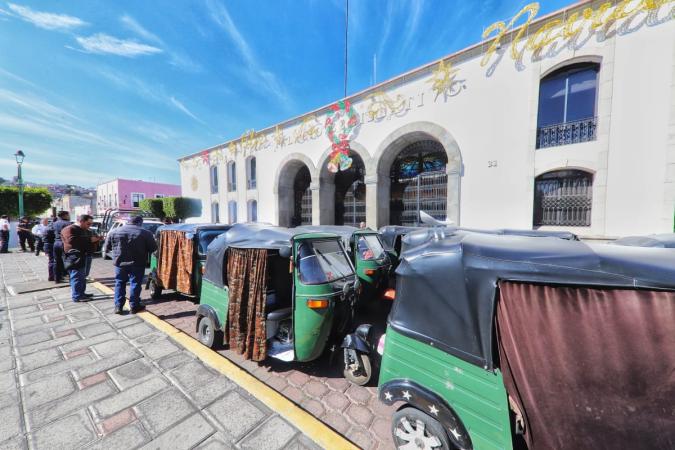 Mototaxistas de Papalotla se manifiestan y exigen que los regularicen