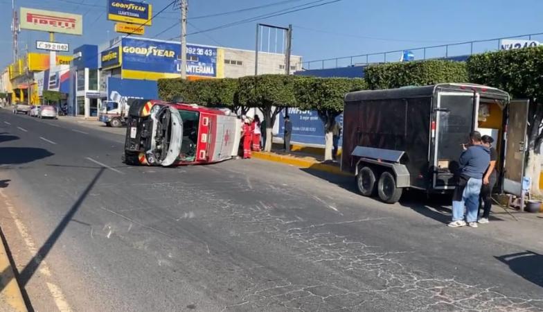 Ruta del transporte público choca con ambulancia y la vuelca en Tehuacán