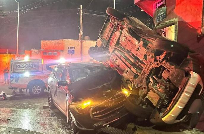 Choque de dos autos contra casa en colonia Ignacio Zaragoza deja un muerto y heridos