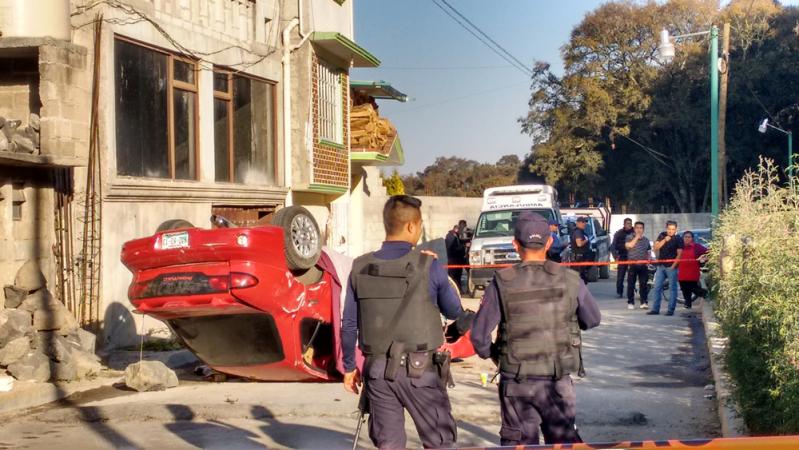 Conductor muere al volcar su auto en Santa Rita Tlahuapan