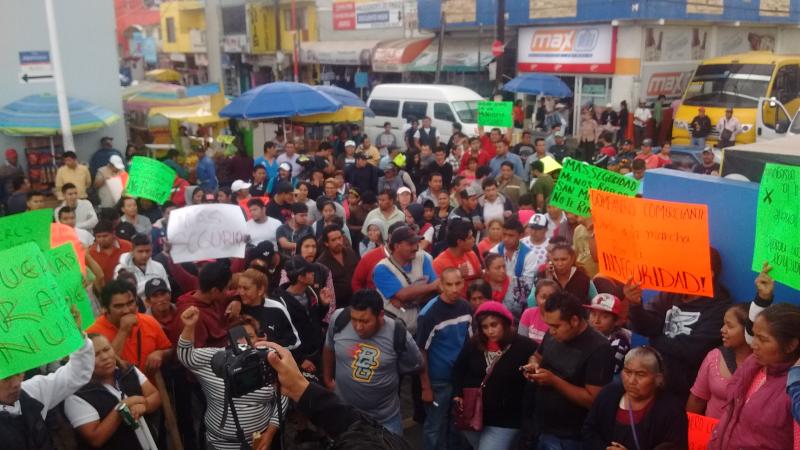 Ambulantes marchan por Texmelucan y exigen seguridad al Edil image 2