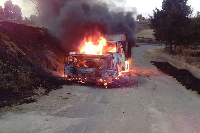 Se incendia camioneta de Global Gas en Huejotzingo