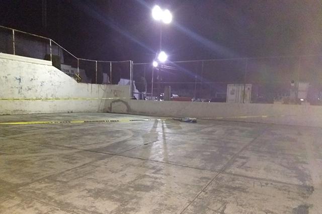 Se infarta adolescente jugando fútbol rápido