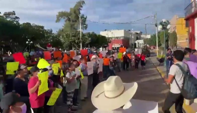 Incremento a tarifas de agua desata protestas contra Irene Olea en Izúcar