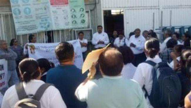 Se manifiesta Sector Salud de Izúcar ante falta de insumos