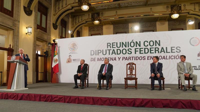 Ante AMLO diputados de la 4T justifican derrota en reforma eléctrica