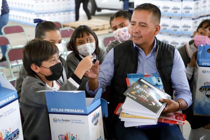 Inicia Tlatehui entrega de 15 mil 500 kits escolares