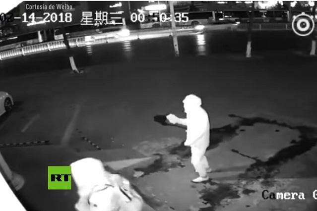 ¿Ladrón más torpe del mundo? Da brutal golpe y noquea a su cómplice