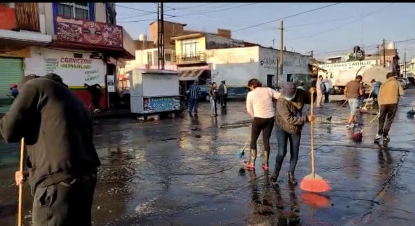 Tianguistas de Atlixco lavan las calles para evitar contagios covid