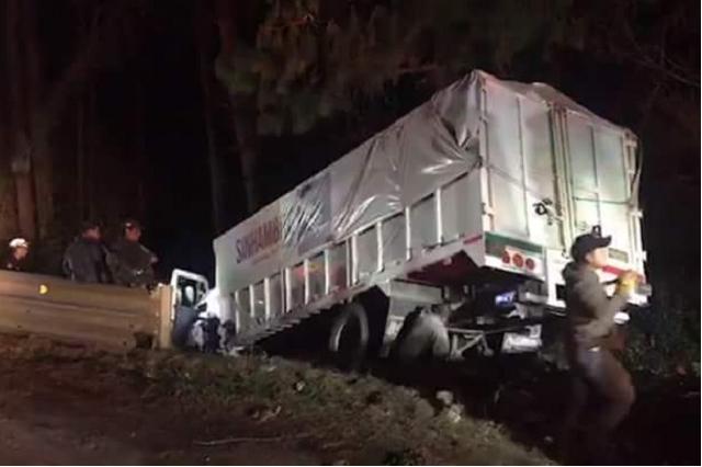 Dos lesionados de Sedesol en accidente carretero