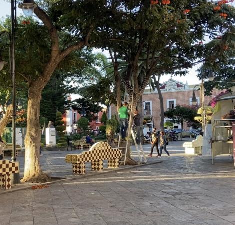 Comienza la colocación de luces navideñas en el centro de Atlixco