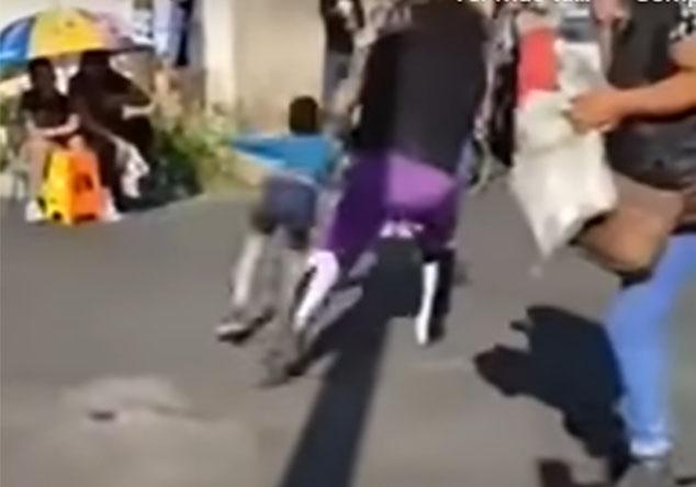 VIDEO Luchador El Vikingo avienta a niño en lucha callejera