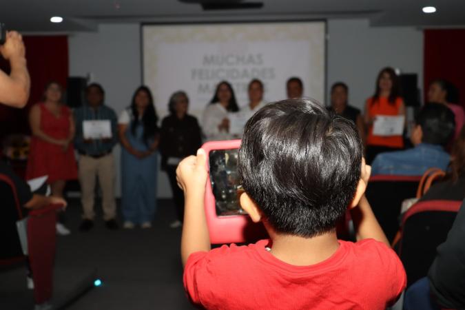 Tonantzin Fernández reconoce labor docente en espacios comunitarios