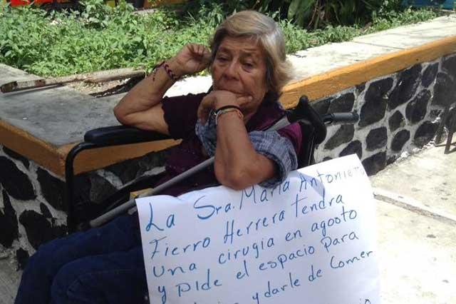 Mujer discapacitada pide compasión al párroco de Santo Domingo