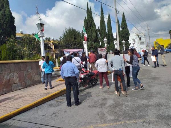 Empleados del municipio de Acajete toman presidencia ante falta de pago