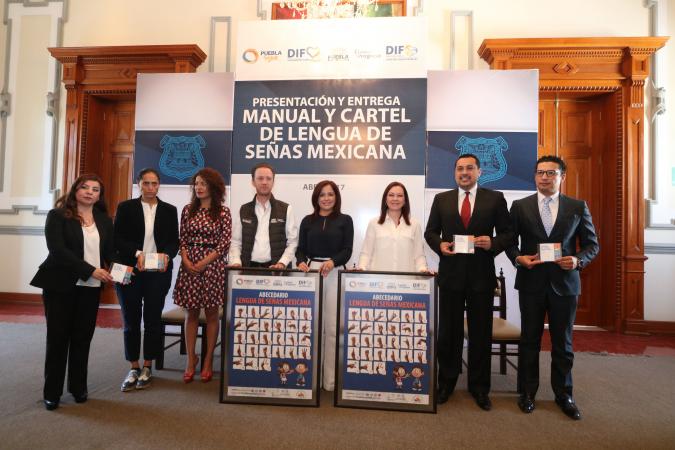 Presenta DIF Manual y Cartel de Lengua de Señas Mexicanas image 2