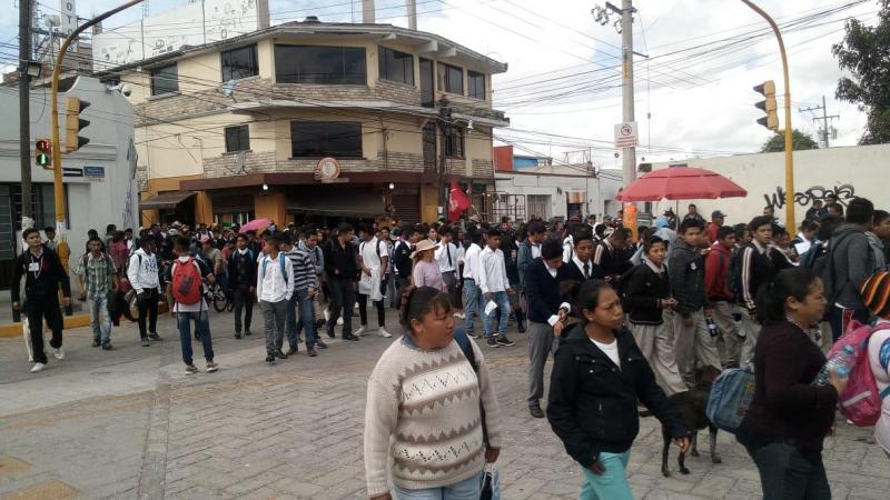 Integrantes de Antorcha Campesina se manifiestan contra edil de Amozoc