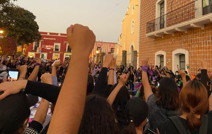 Salen a las calles de Atlixco decenas de mujeres por el 8M