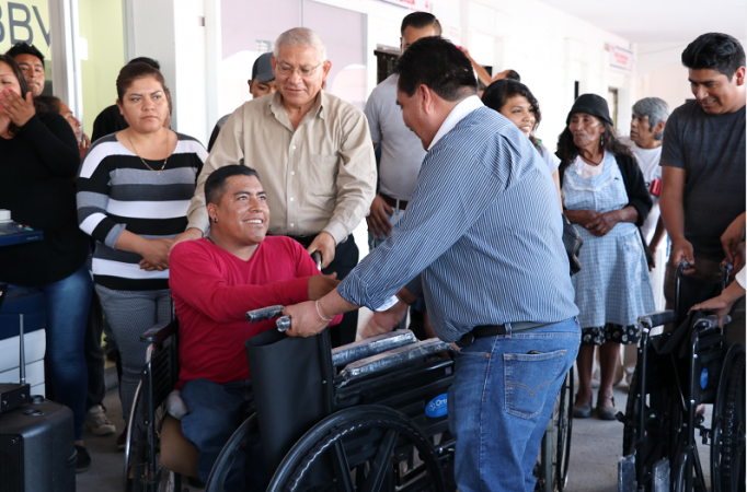 Entregan sillas de ruedas y andaderas en Ocoyucan