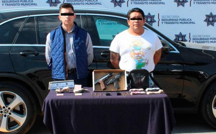 Los detienen con un millón de pesos y armas del ejército