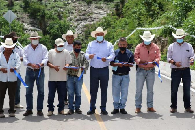Calles pavimentadas mejoran seguridad de familias: Velázquez