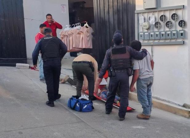 Menor de edad cae de segundo piso de su casa en Chignautla