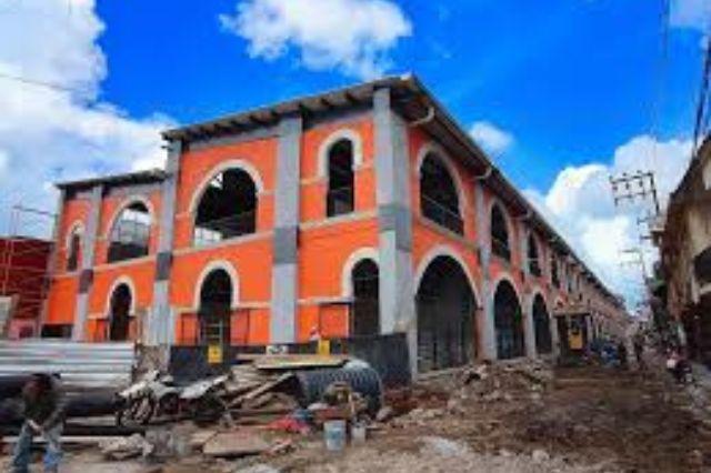 Locatarios de Huauchinango pierden ventas por retraso en mercado municipal