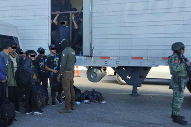 Rescatan a 257 migrantes en Chihuahua, tras ser hallados en un tractocamión