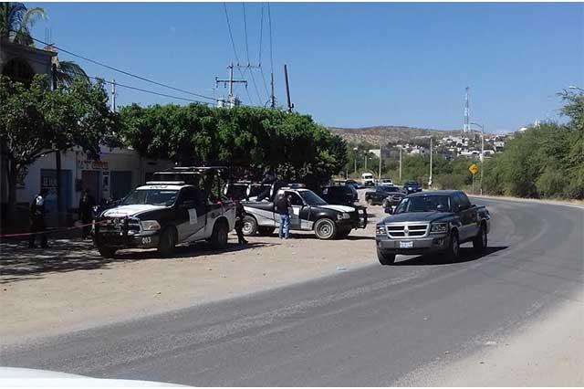 Asesinan a balazos a dos jovenes en un bar de Acatlán image 3
