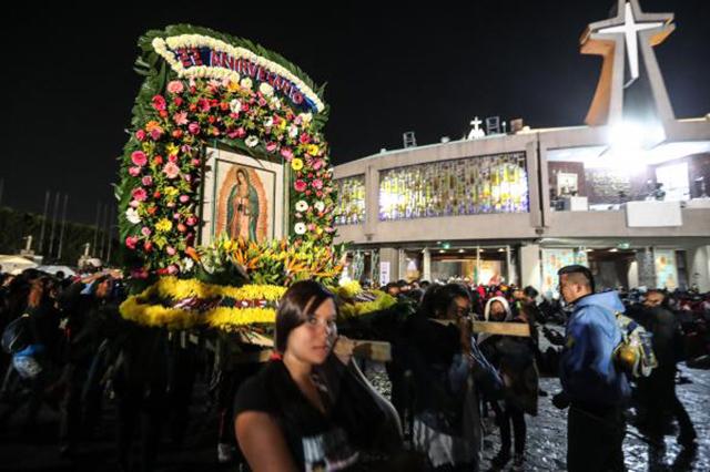 Van miles de poblanos a ver a la Morenita