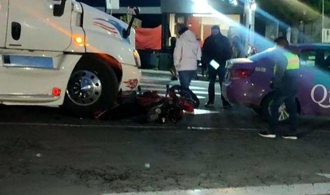 VIDEO Tráiler le pasa encima a motociclista frente a Parque Finsa
