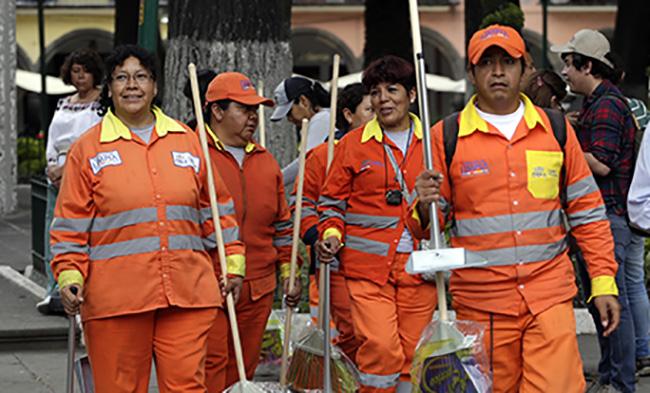 Naranjitas bloquean calle y exigen alto a descuentos salariales