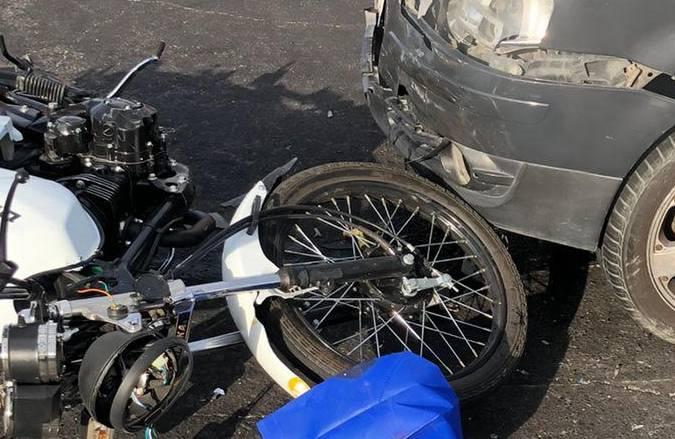 Camioneta embiste a motociclista frente al asta bandera de Atlixco