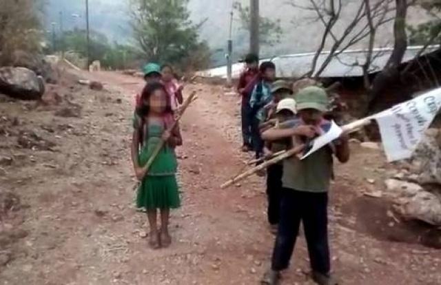 Niños, junto a policía comunitaria combaten a Los Ardillos