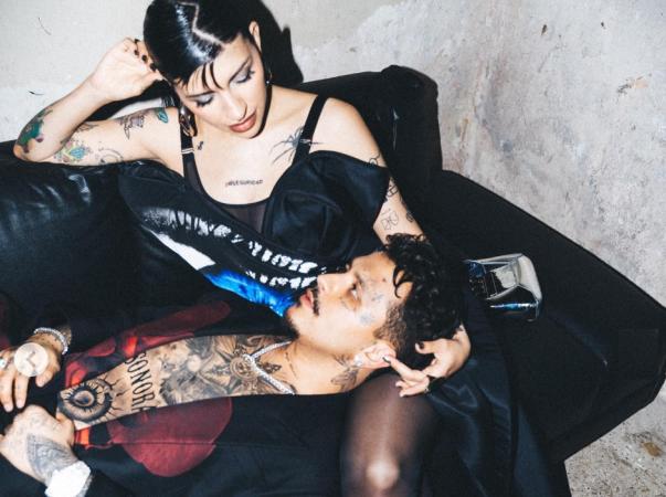 Critican a Nodal por no verse feliz con Cazzu