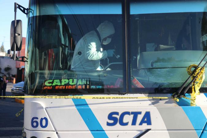 Asesinan a vendedor de chicles dentro de camión en Puebla